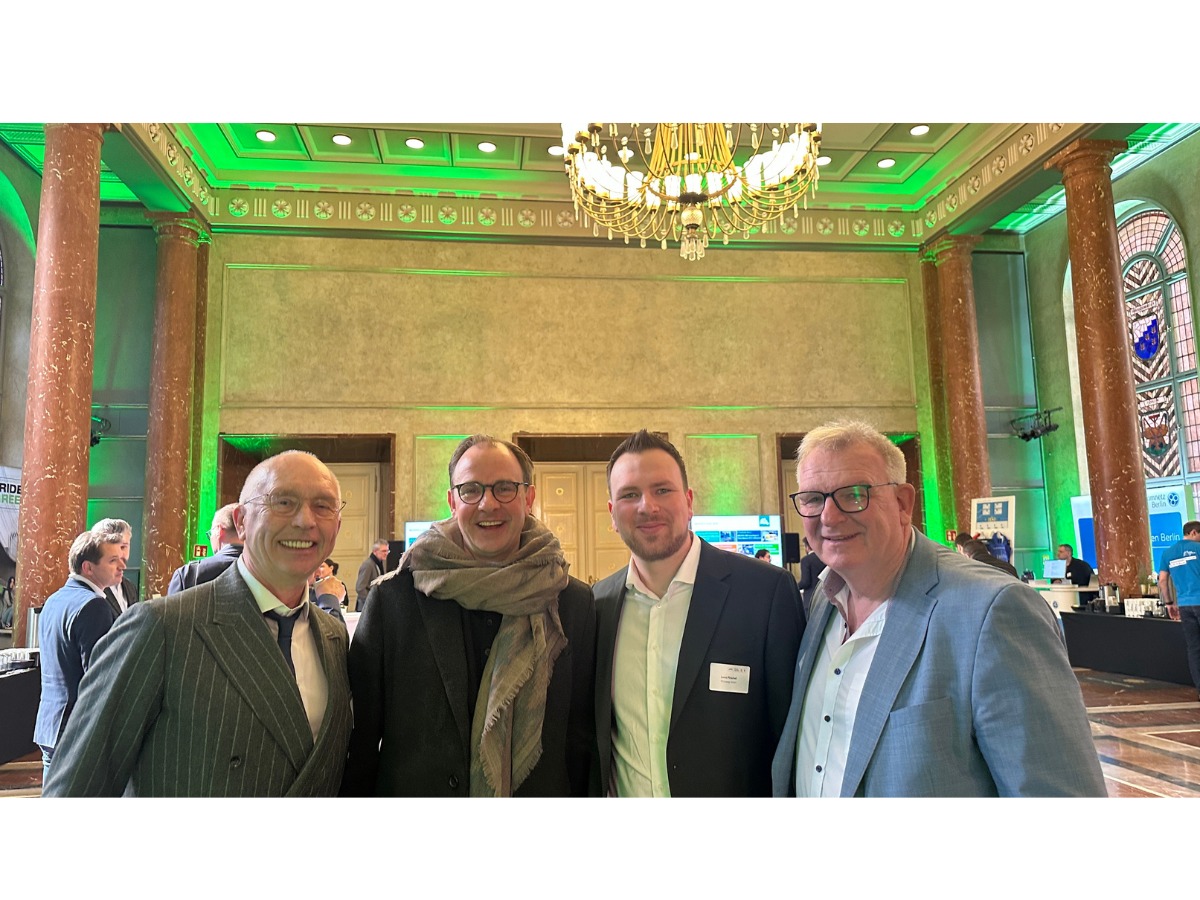 Netzwerk der Mobilitätswende: Frank Schmeichel, Business Network, Henrik Falk, Vorstand BVG, sowie Luca und Andreas Pirschel, FIV.Energy auf der Hauptstadtkonferenz Elektromobilität 2026 | BERLINboxx